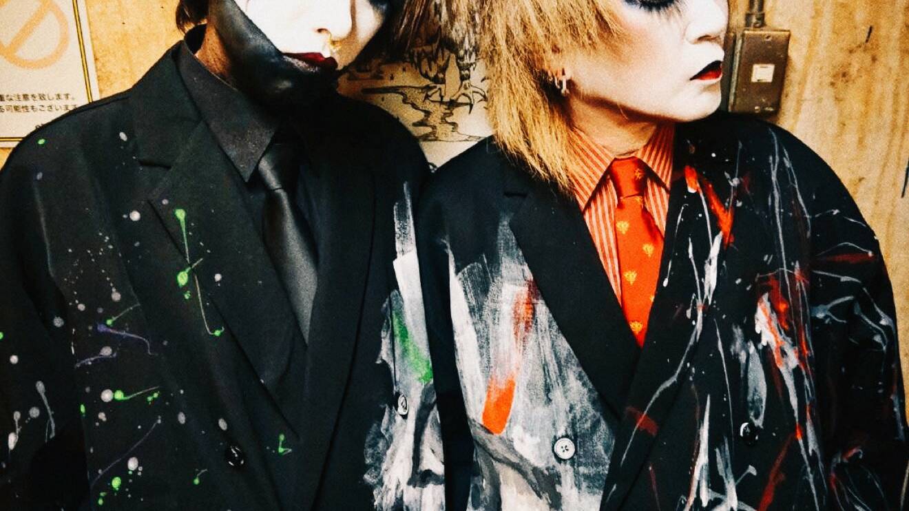 Les deux artistes de MAYOHK, Közi et Hora, en costumes noirs et maquillages de scène.