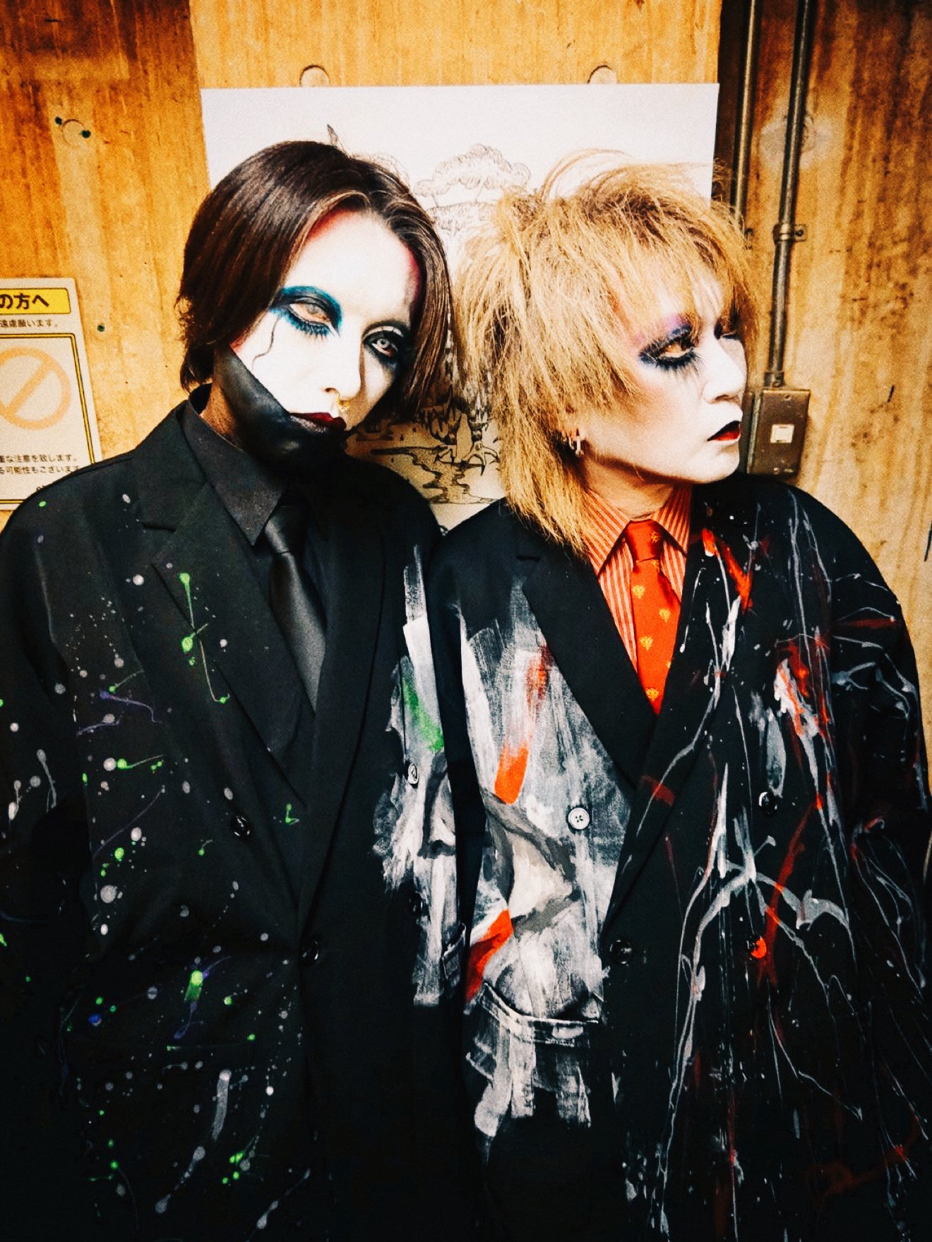 Les deux artistes de MAYOHK, Közi et Hora, en costumes noirs et maquillages de scène.