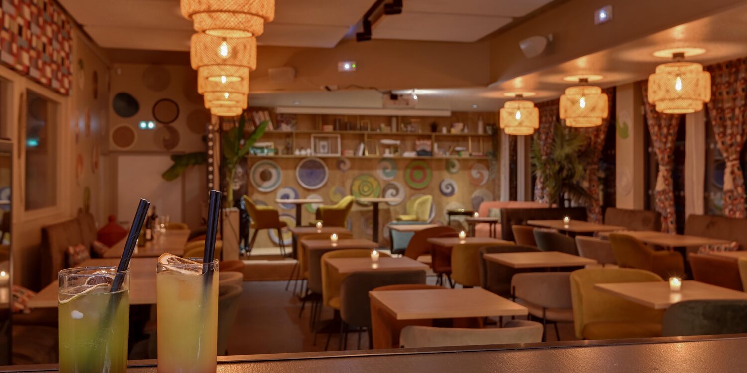 Cocktails devant la salle du Restaurant O18