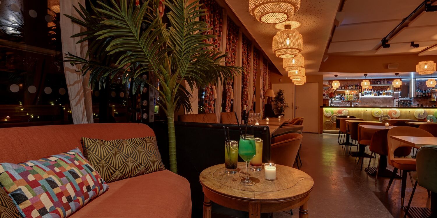 Le salon du Restaurant O18, ses banquettes et ses cocktails