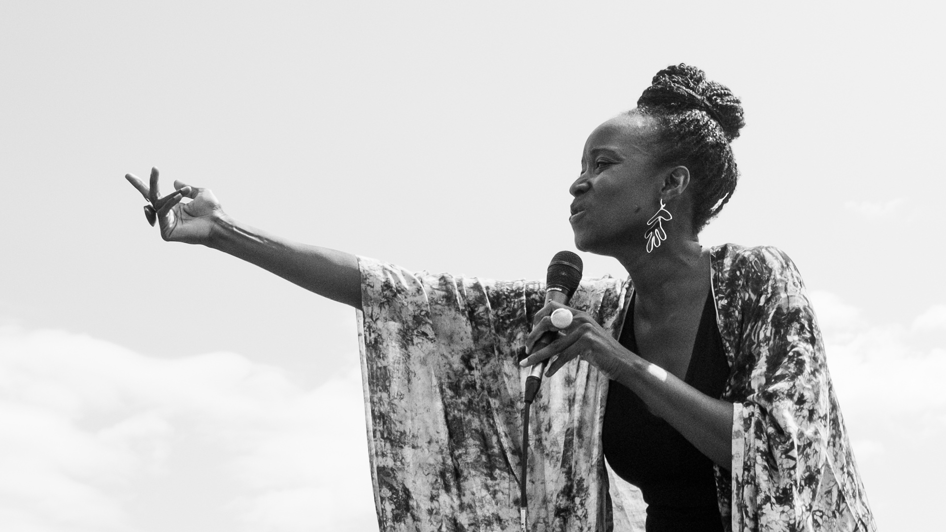 Awa Ly chantant en plein air, photographie en noir et blanc de Coline Fragnol