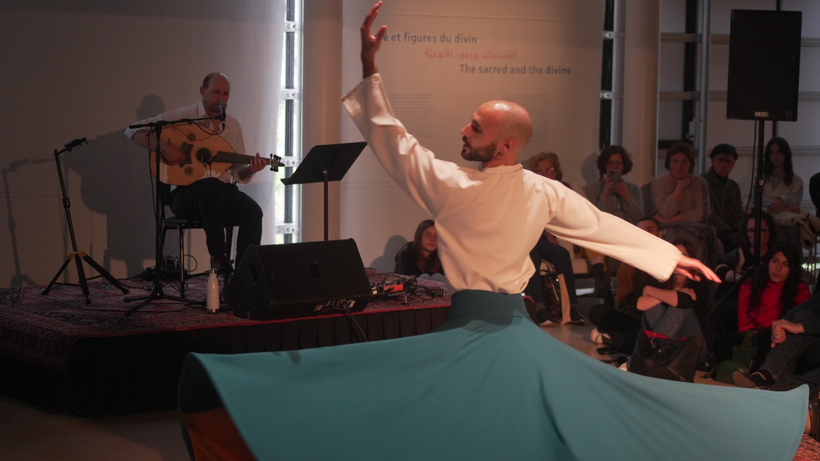 Nour Gebrael en danse tournoyante, accompagné au oud par Qaïs Saadi.