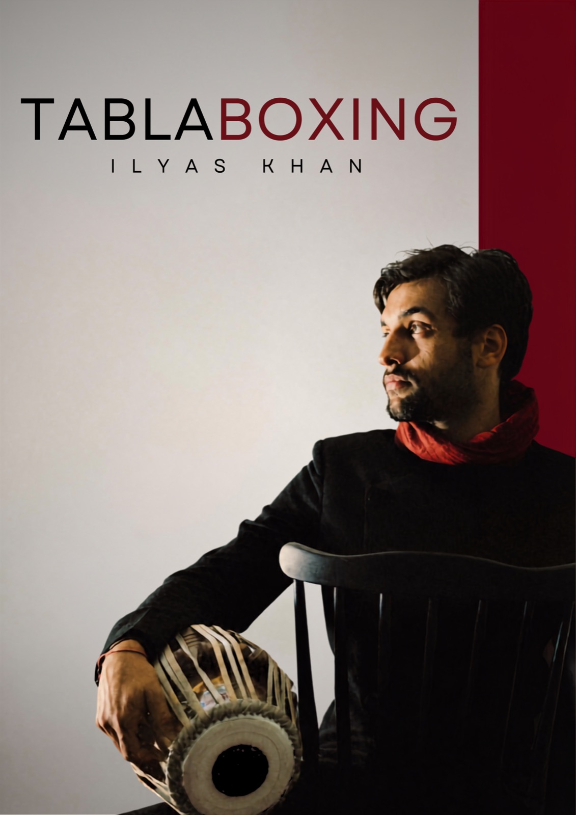 Affiche Tablaboxing : Ilyas Khan assis aupr&egrave;s d&rsquo;un tabla, avec son nom en haut de l&rsquo;image.